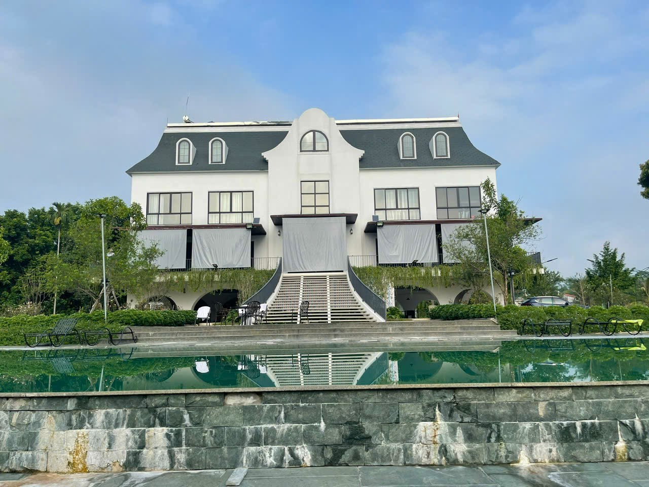 So Sánh Các Loại Bạt Che Nắng Mưa: Nên Chọn Loại Nào?